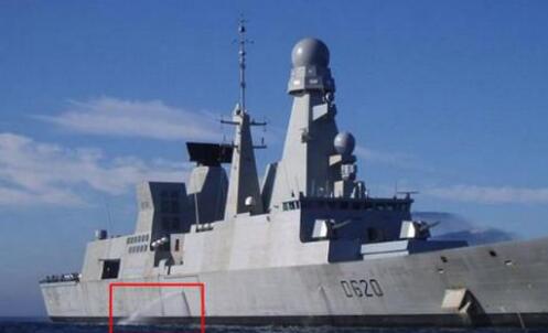 軍艦等大型船舶的側(cè)面不停地向外排水：水從哪里來(lái)？